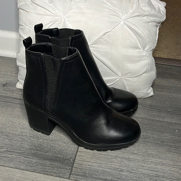 Black heeled boots - Picture 1 of 4